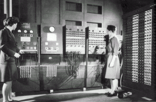 Jean Jennings y Fran Bilas, junto al ENIAC