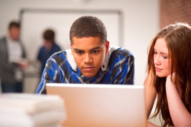 Un chico y una chica estudian ante la pantalla del ordenador
