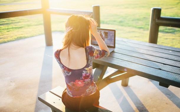 Imagen de una chica con una laptop en un parque