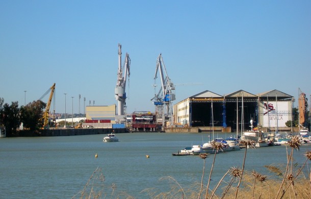 http://commons.wikimedia.org/wiki/File:Port_de_S%C3%A9ville_rive_droite.jpg
