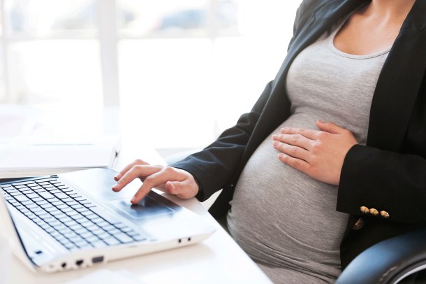 Embarazada-y-ordenador