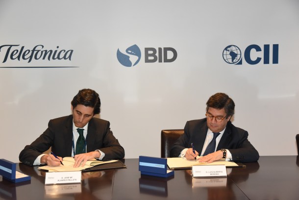 Jose María Álvarez-Pallete y Luis Alberto Moreno firman el acuerdo