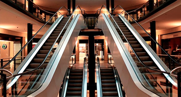 foto escaleras compras black friday centro comercial