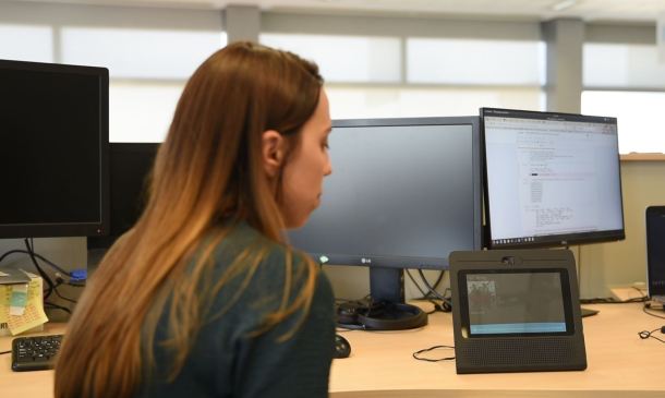 Pie de foto: Isabel Menéndez haciendo pruebas con Movistar Home