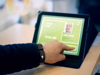 Imagen de un usuario realizando un pago con reconocimiento facial