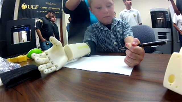 brazo biónico con una impresora 3D