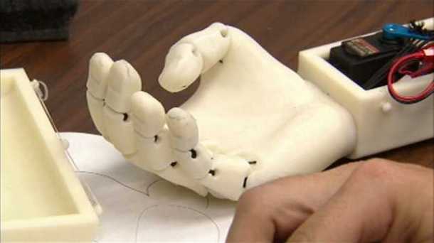 brazo biónico con una impresora 3D 