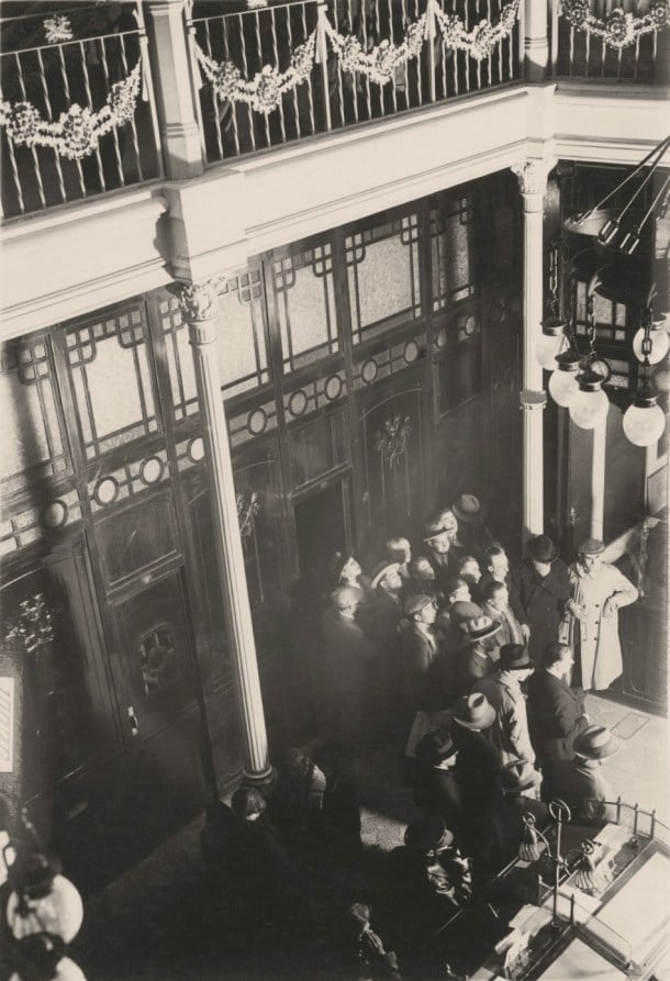 “Un afortunado de la lotería Nacional en la central telefónica de la calle de Alcalá”, fotógrafo: Alfonso. Fuente: Archivo histórico fotográfico de Telefónica.