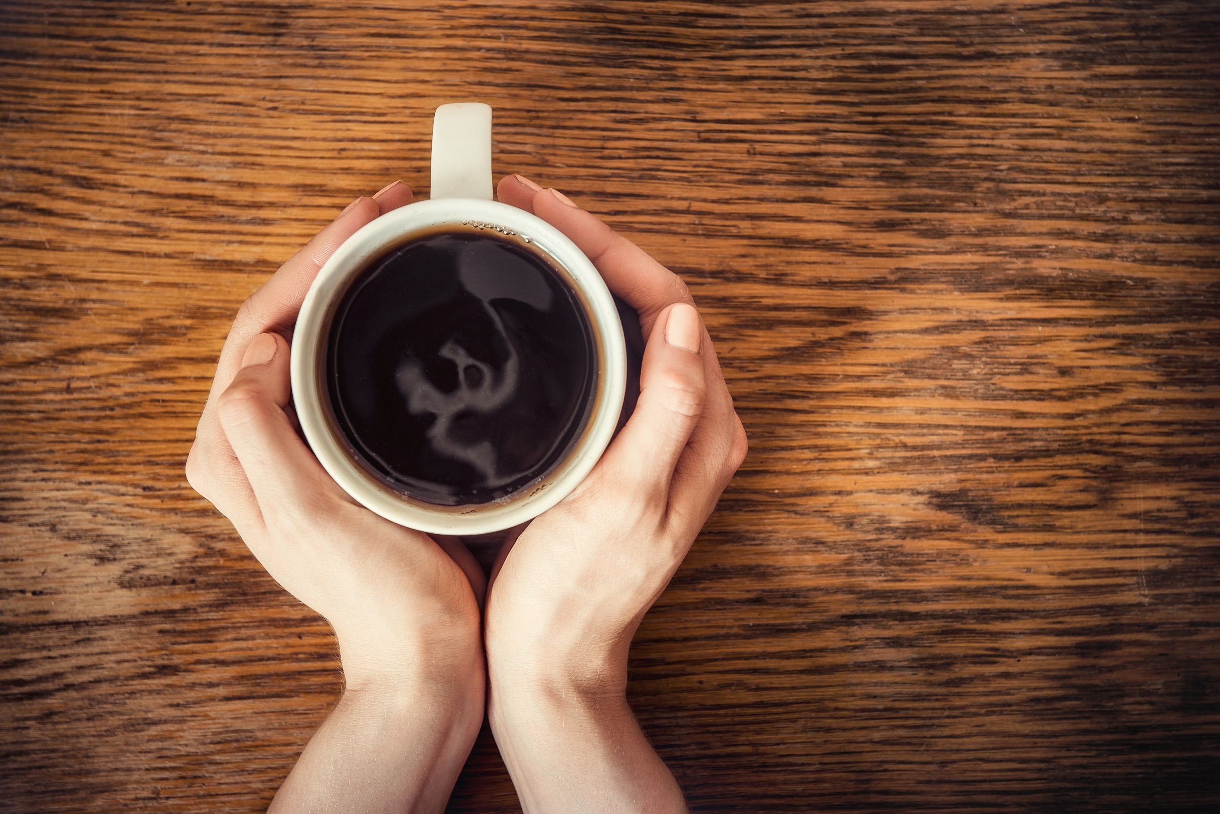 Кофейные чашечки. Кофе. Кружка кофе. Чашка кофе в руках. Чашка кофе сверху.