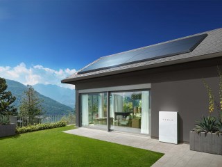 Paneles solares y baterías