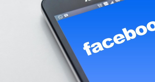 Logotipo de Facebook en la pantalla de un móvil