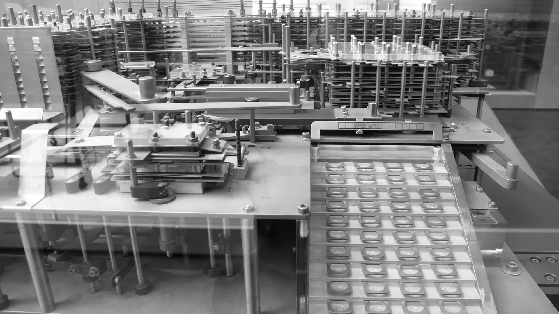COMPUTADORAS  Z1 Z2 Y Z3 (1938, 1939, 1941):  Desarrolladas por Konrad Zuse con relés como integral principal y el uso de cin