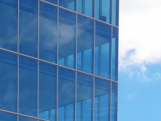 Ventanas que reflejan el calor del sol