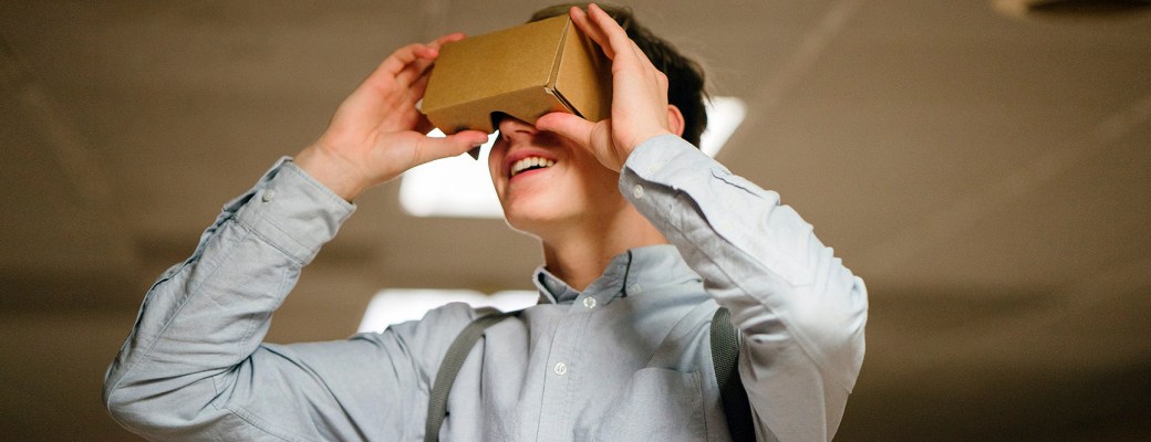 Realidad virtual gafa chico joven TEA