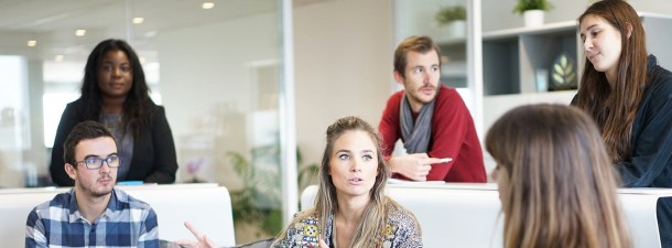 Tecnológicos, trabajadores, responsables y honrados: la autoimagen de los jóvenes actuales