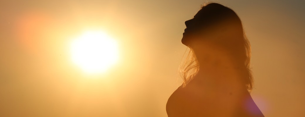 vitamina D serotonina tomando sol mejora nuestro estado de ánimo mujer silueta