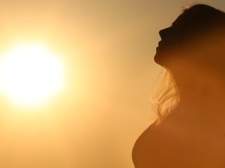 vitamina D serotonina tomando sol mejora nuestro estado de ánimo mujer silueta