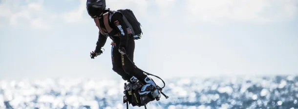 ¿Es posible volar? Así es el nuevo y desconocido deporte que permite hacerlo sobre una tabla