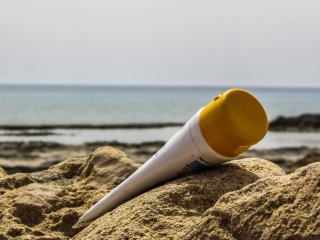 cremas de protección solar sol playa piel arena mar verano