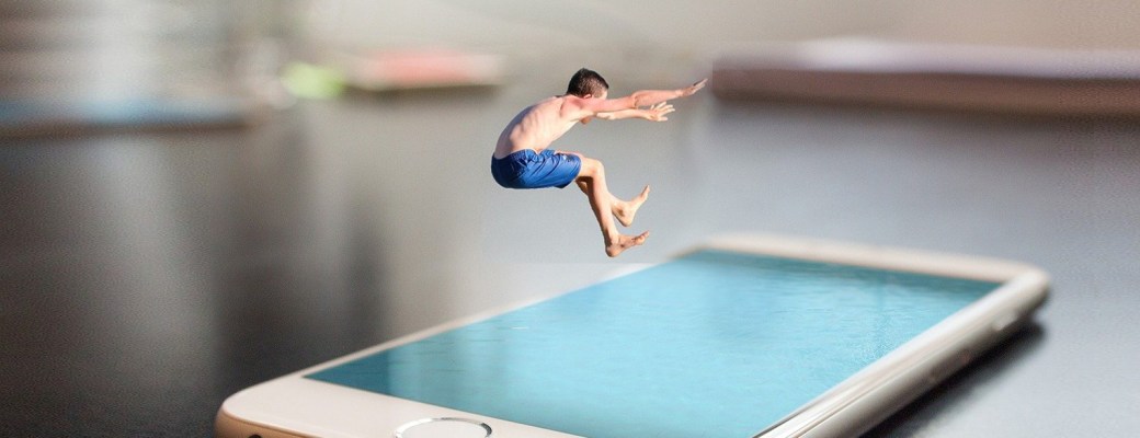 verano playa piscina niño saltando agua smartphone telefono movil
