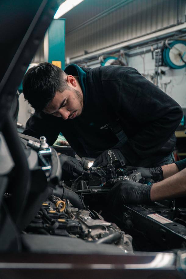 mecánico haciendo diagnóstico del coche