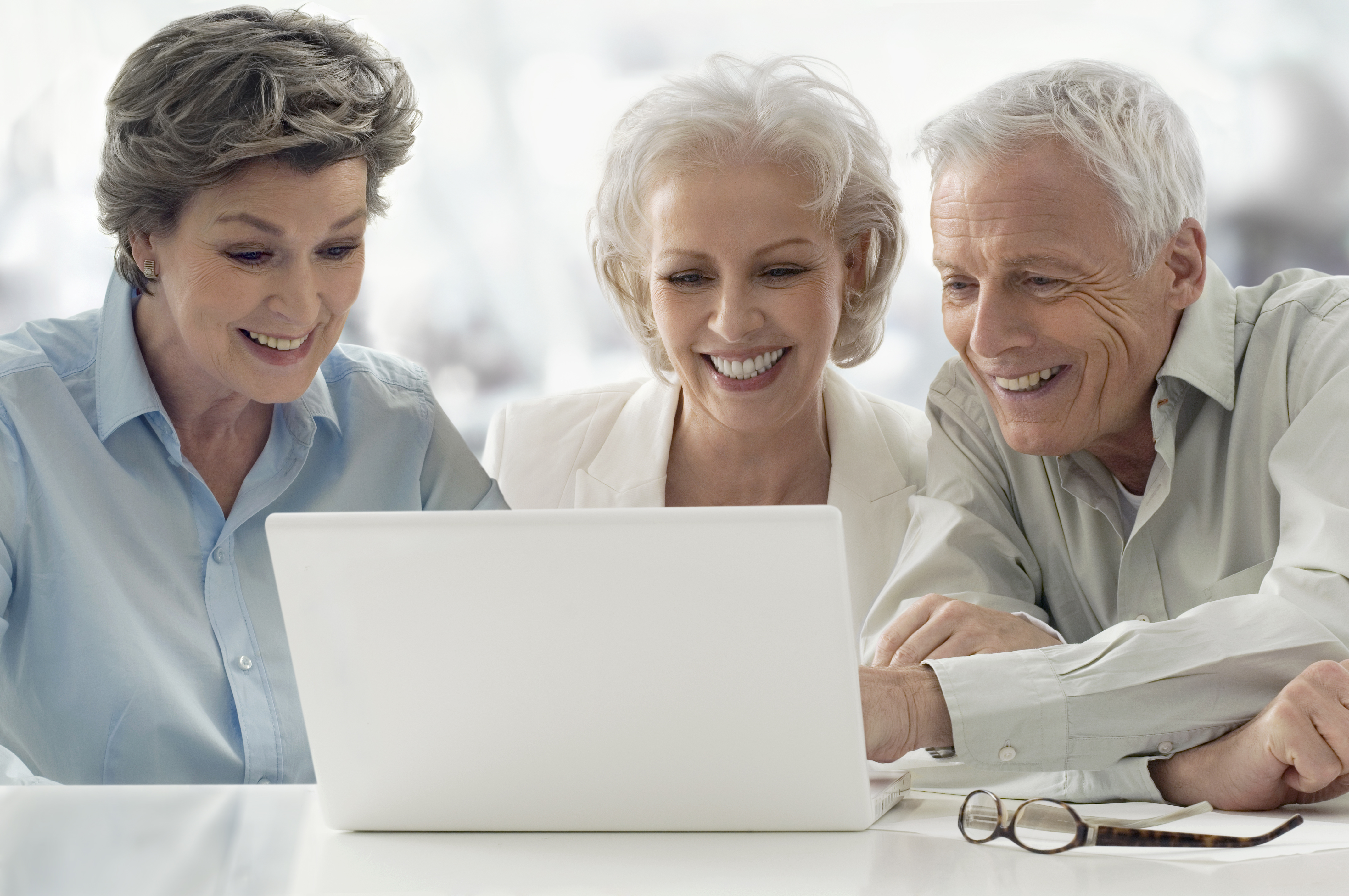 Работа женщинам предпенсионного возраста. Пожилые люди. Пожилые с компом. Пенсионер за компьютером. Пожилой человек за компьютером.