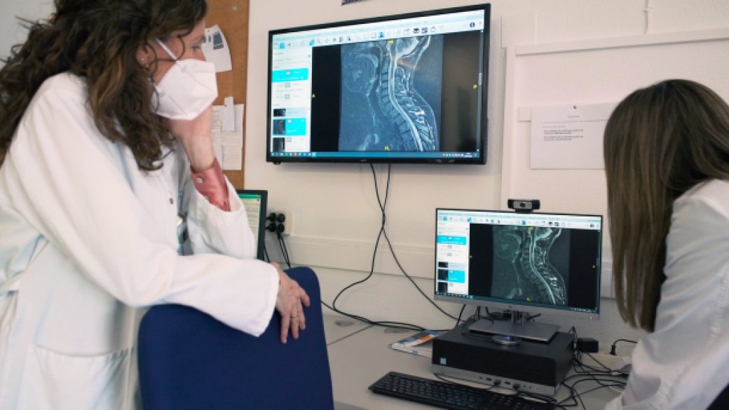 médicos usando un sistema 5G para la esclerosis múltiple