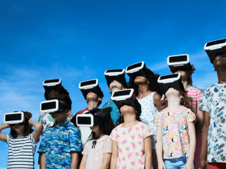 niños con gafas de realidad virtual