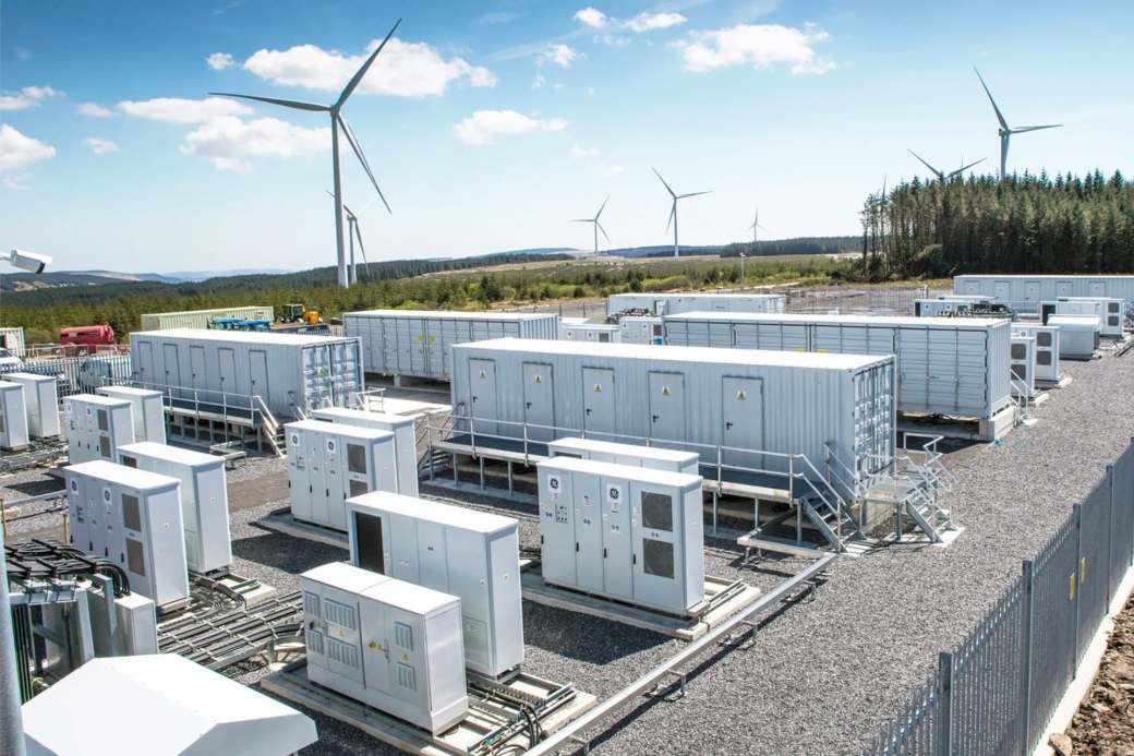 Las instalaciones de baterías gigantes son un respaldo para granjas solares o eólicas