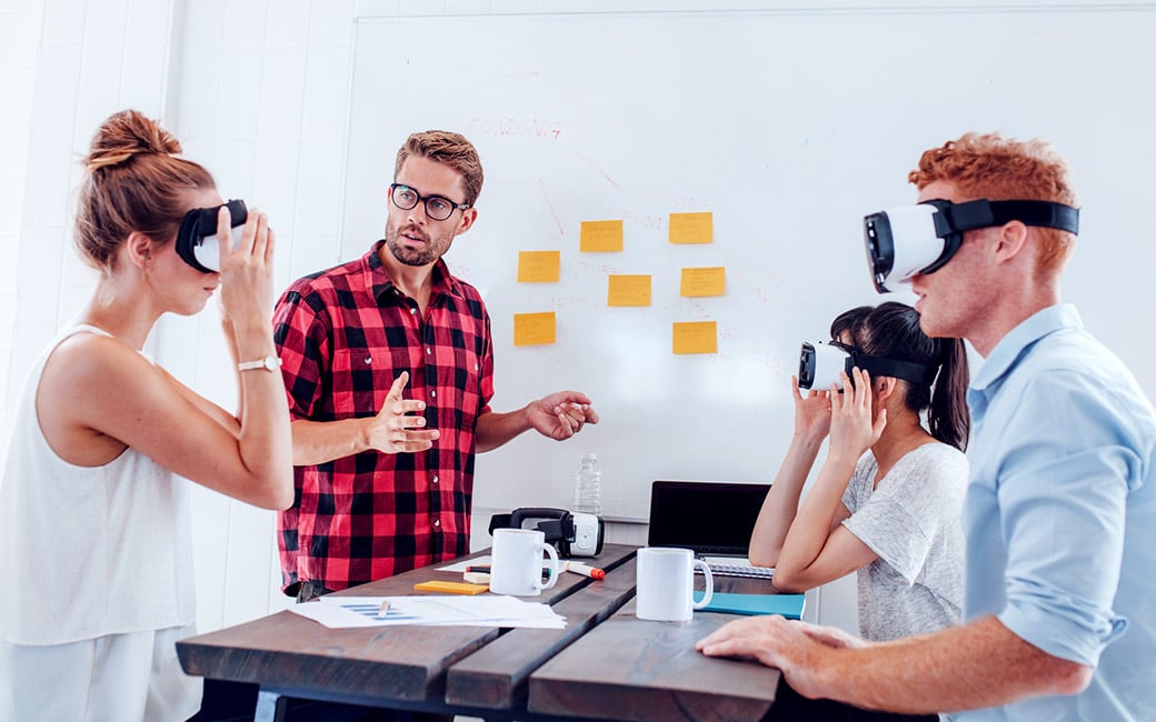 Grupo de personas con gafas de realidad virtual.