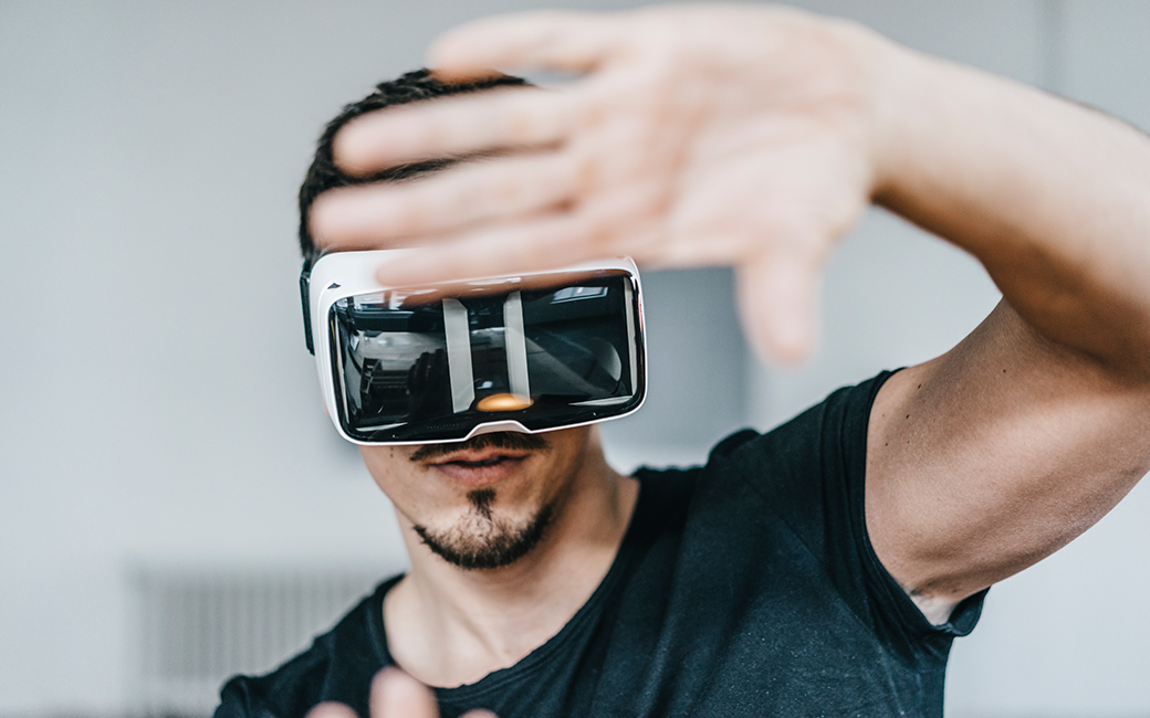 Hombre con unas gafas de realidad virtual.