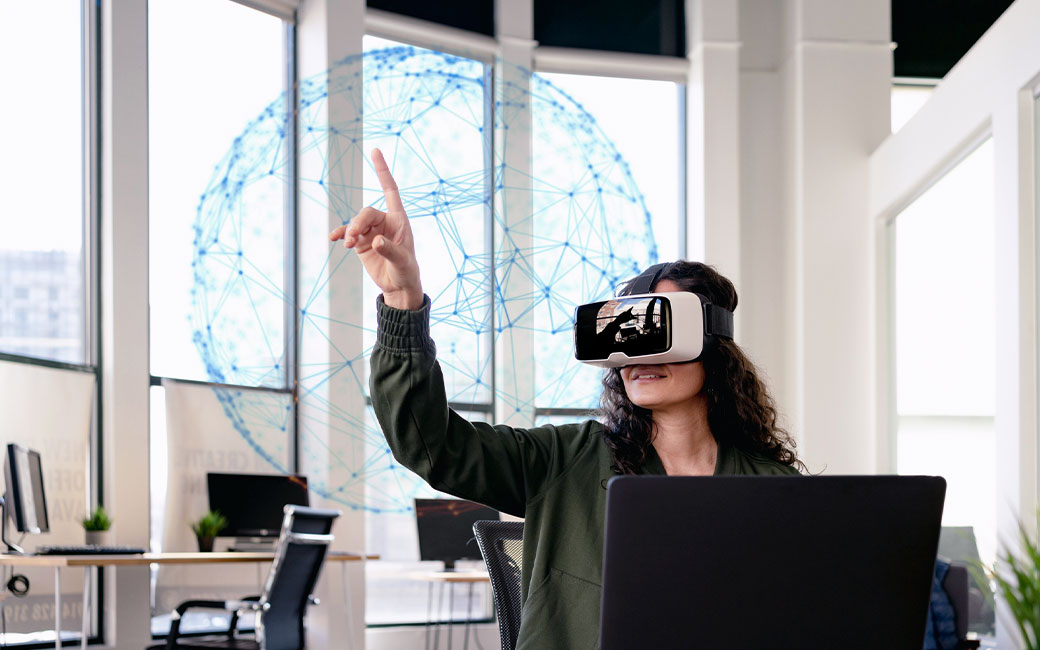 Mujer con gafas de realidad virtual en el trabajo.