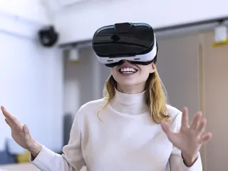 Mujer con gafas de realidad virtual