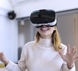 Mujer con gafas de realidad virtual