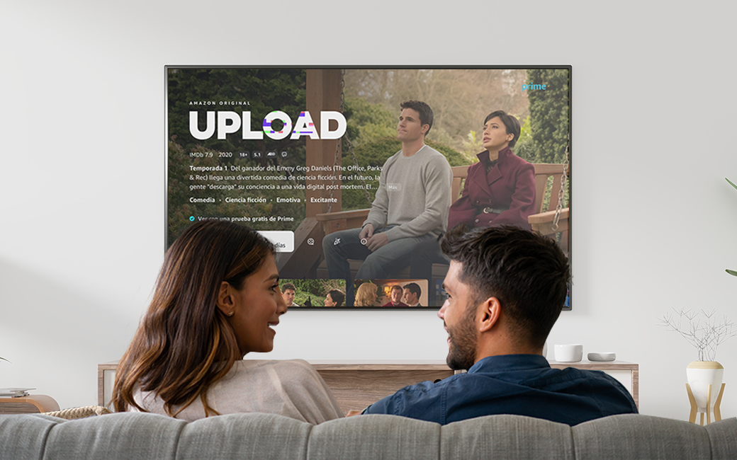 Dos personas en el sofá viendo la TV