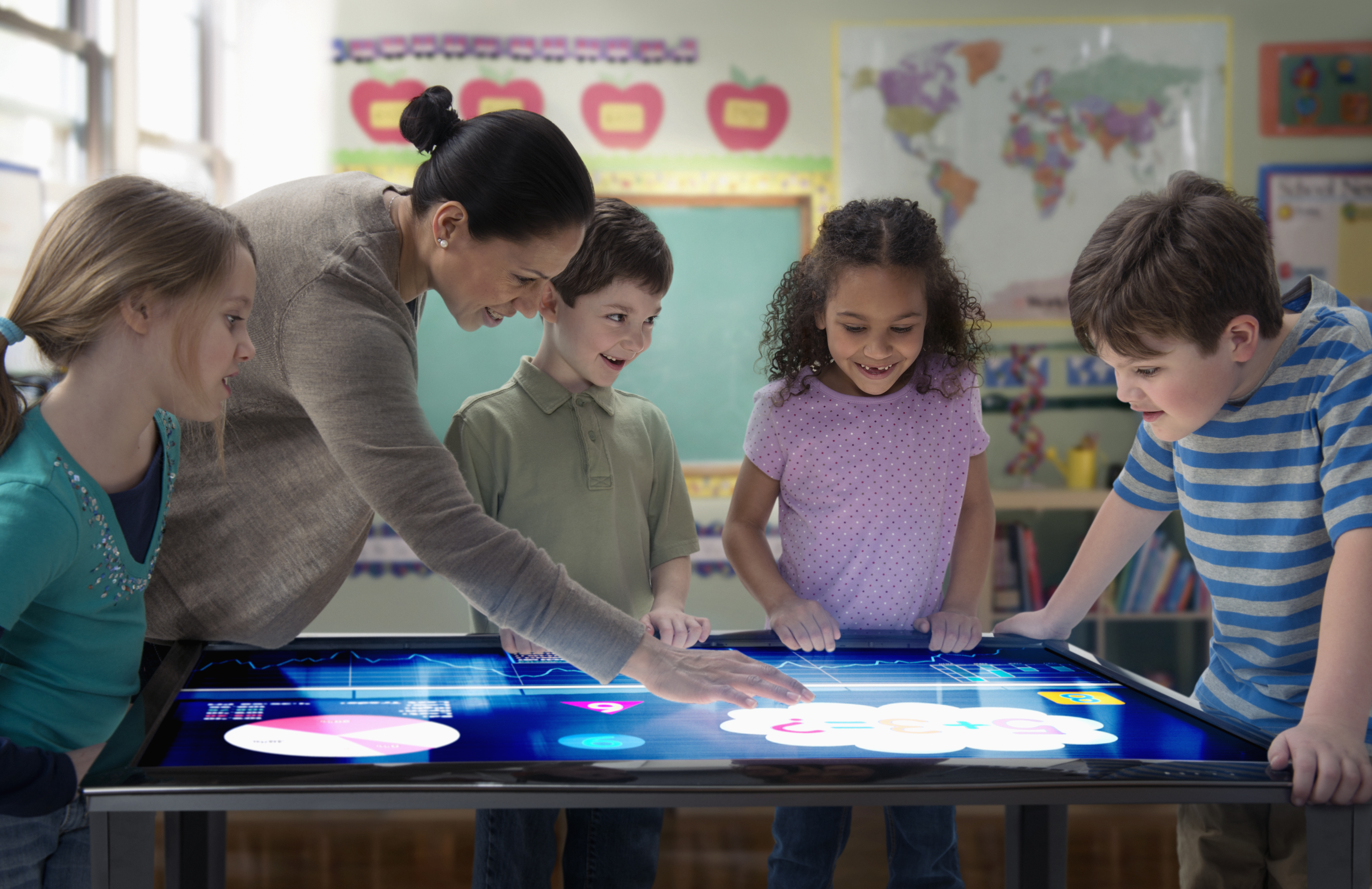 Урок нового поколения. Интерактивный стол для школы. Современные игры для детей. Ученик будущего. Интерактивный для детей.