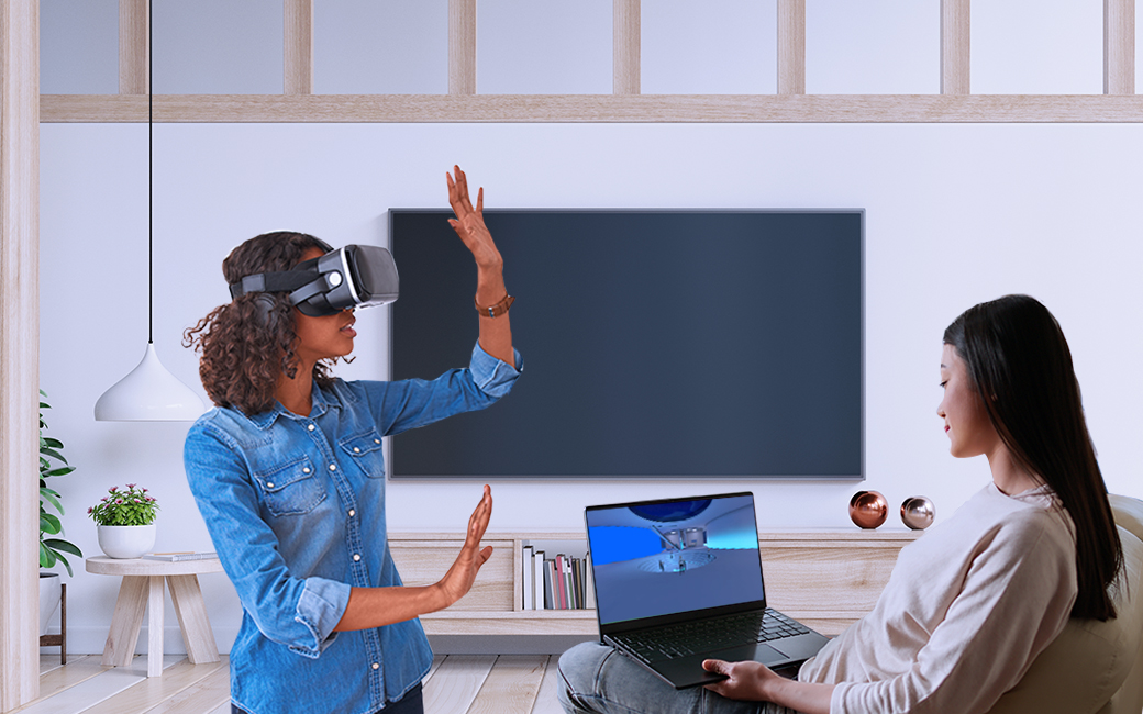 Dos personas, una con un ordenador y otra con unas gafas de VR.