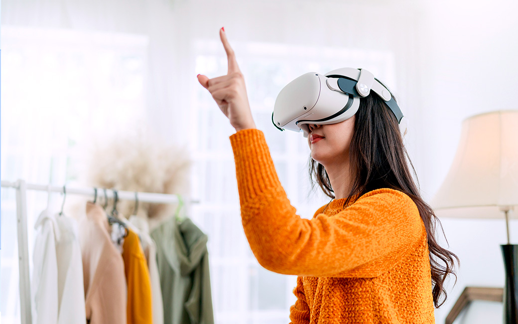 Mujer con unas gafas de Realidad Virtual.