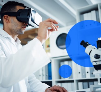 Hombre con gafas de Realidad Virtual en un laboratorio