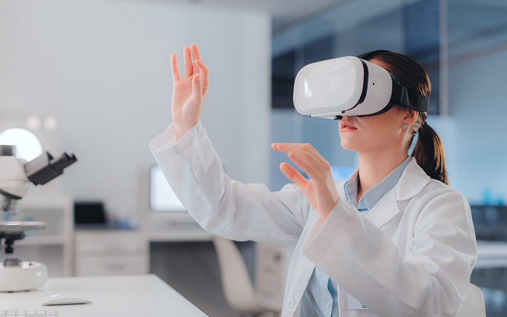 Mujer con gafas de Realidad Virtual 