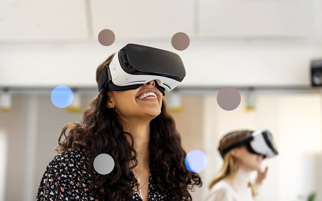 Mujer riendo con gafas de VR.