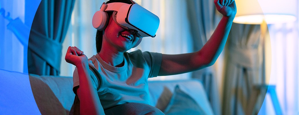 Persona usando unas gafas de VR para entrar en el metaverso