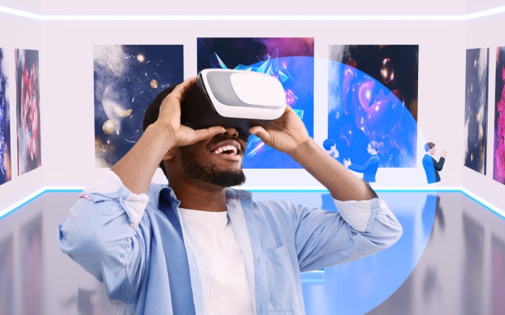 Persona usando unas gafas de VR para entrar en el metaverso
