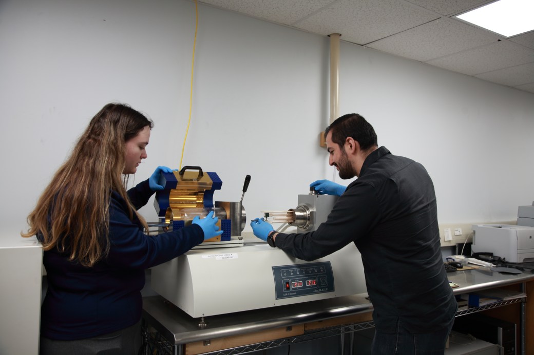 Aprovechar el calor residual empleando óxido de cerámica manipulado en laboratorio