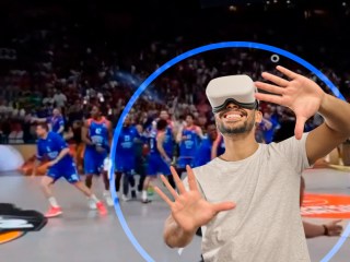 Un hombre con gafas de realidad virtual viendo un partido de baloncesto
