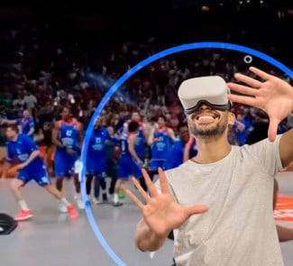 Un hombre con gafas de realidad virtual viendo un partido de baloncesto