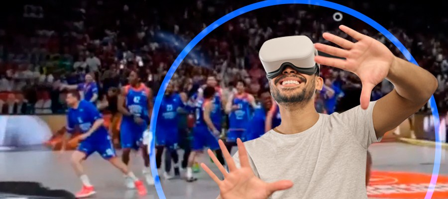 Un hombre con gafas de realidad virtual viendo un partido de baloncesto