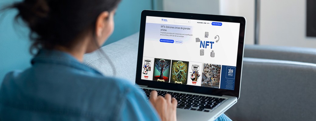 Mujer viendo en un portátil la web de Telefónica Marketplace NFTs
