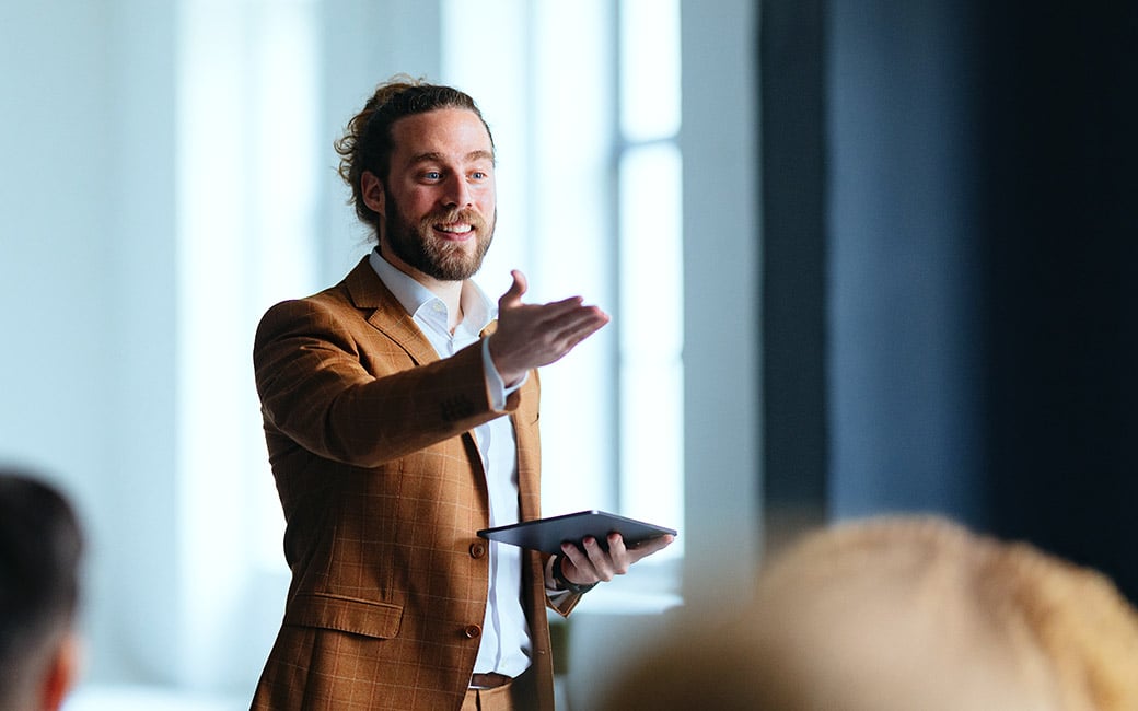 Señor dando una charla en un evento.