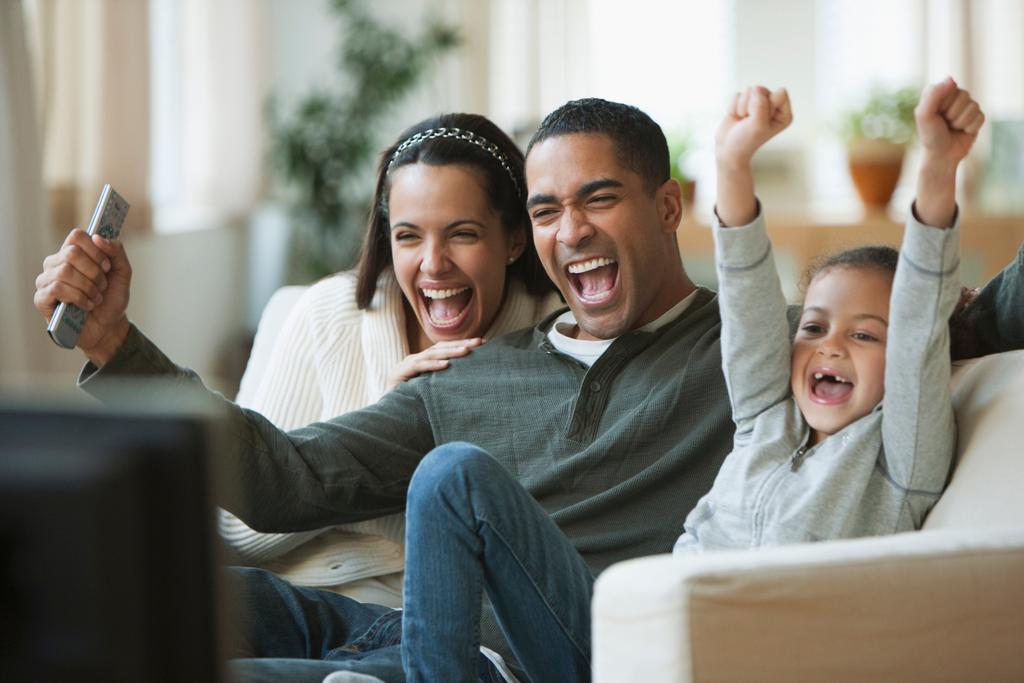 Familia celebrando frente a la televisión
